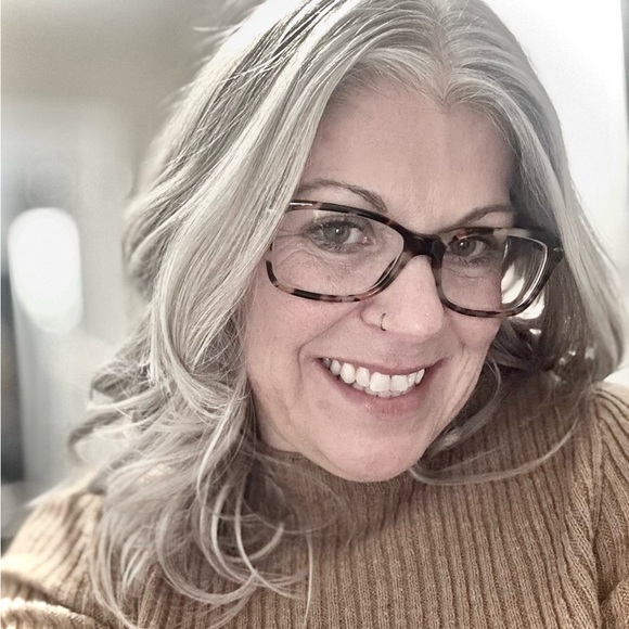 Meet your Posher, Jennifer - Picture 2 of 9